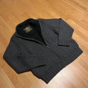 Fodrad cardigan - Riktigt snygg fodrad cardigan, perfekt nu till höst och vinter🍁| Storlek L | Mycket bra skick✅|
