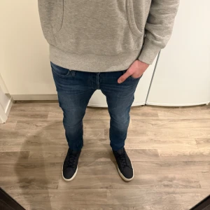 Jack & Jones Jeans Slim Glenn Blå W29 L30 - Sjukt snygga blåa Jack & Jones Slim/Glenn jeans i storlek W29/L30. Mått - Midja: 37cm, Benlängd: 99cm. Modellen är 184cm & 63kg. Hör av dig vid funderingar!🤩