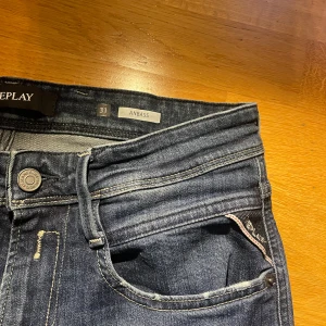Replay anbass 31/32  - Nyskick på dessa Anbass jeans, köpta på Thernlunds för 1699kr. Mitt pris 499kr, 31/32. Hör av vid prisförslag samt frågor ✍️