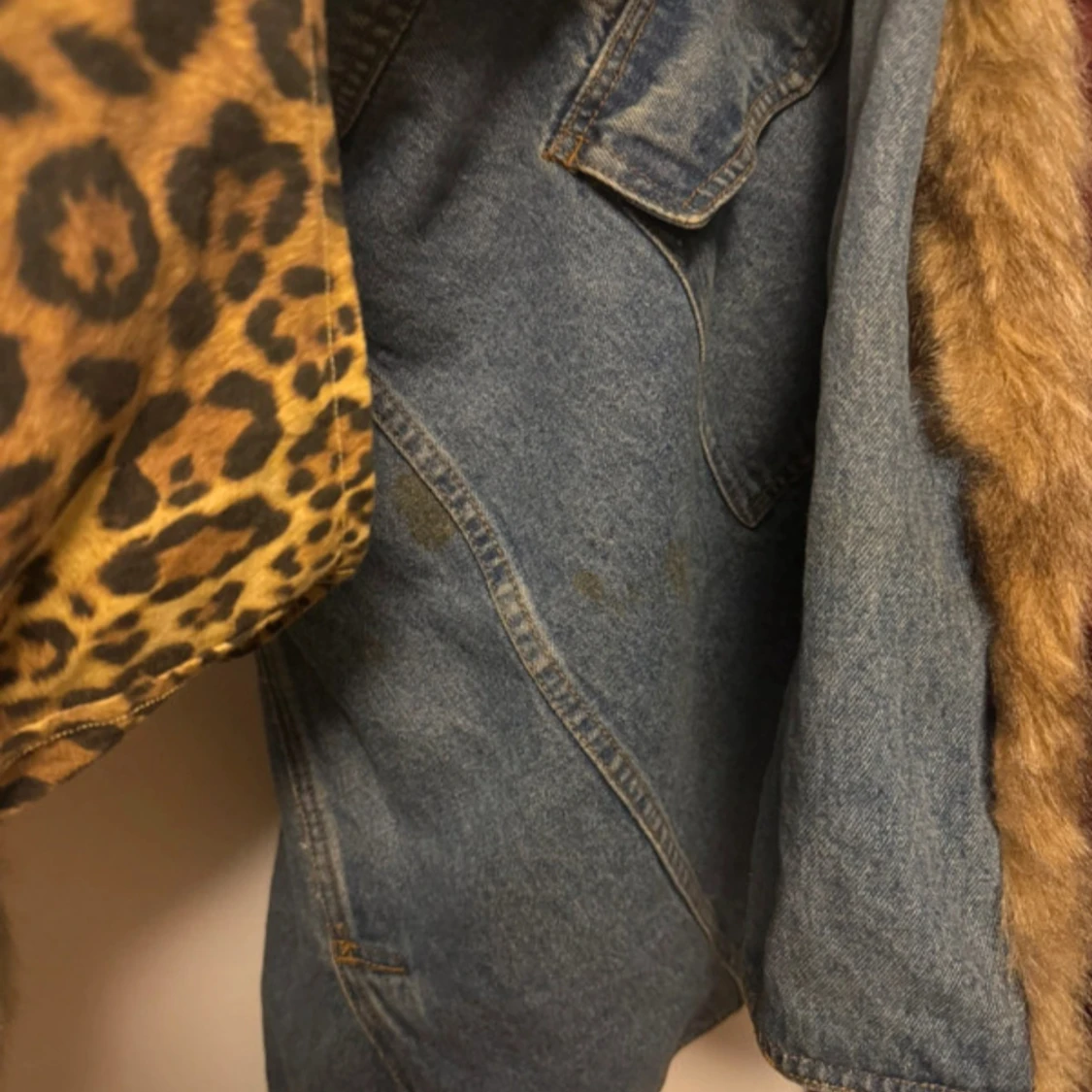 Vintage jeansjacka med pälsdetaljer - 4