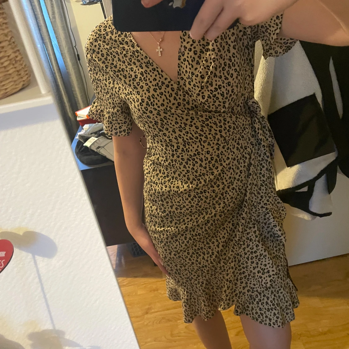 Leopardmönstrad omlottklänning