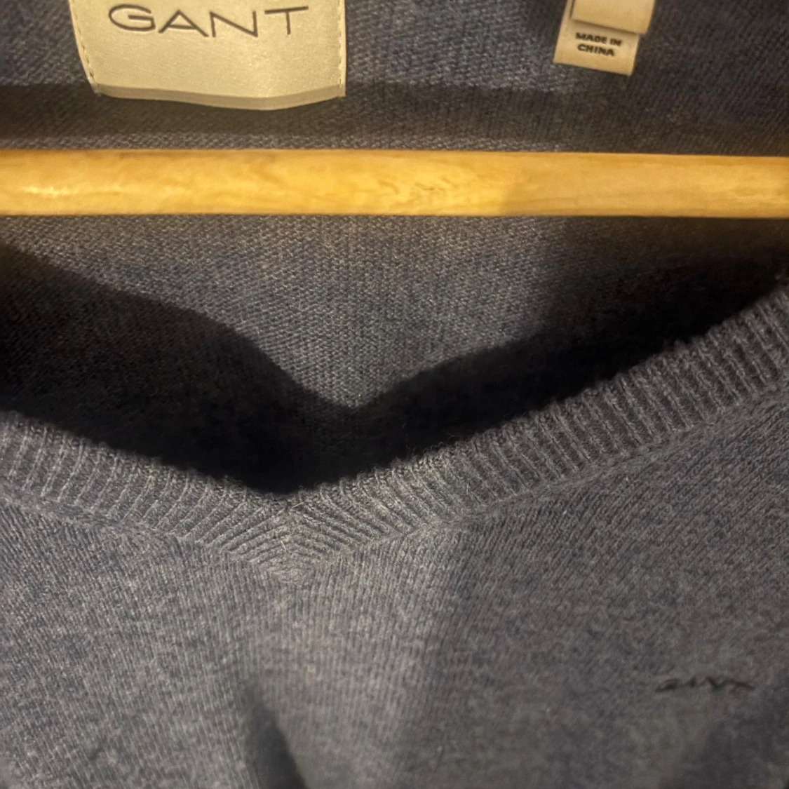 Blå v-ringad tröja från GANT - 2