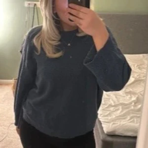 Mörkblå stickad tröja  - Stickad tröja från lager 157 i helt nytt skick som är superskön. I storlek M, fast skulle säga att den passar en S också💗