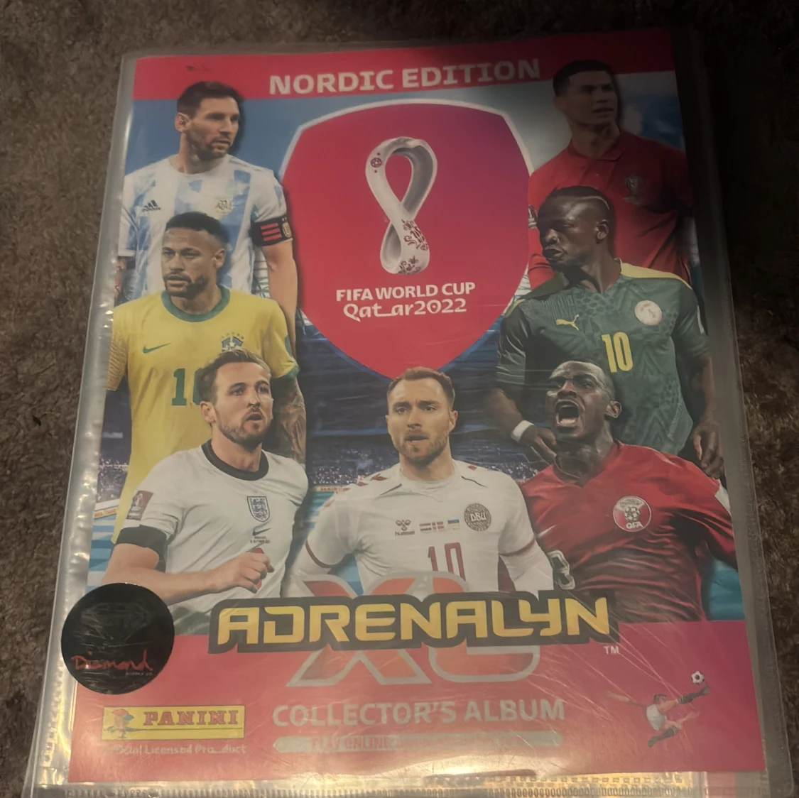 Jag säljer mycket bra fotbolls kort och även en fotbolls bok där du kan lägga dina kort i  - 1