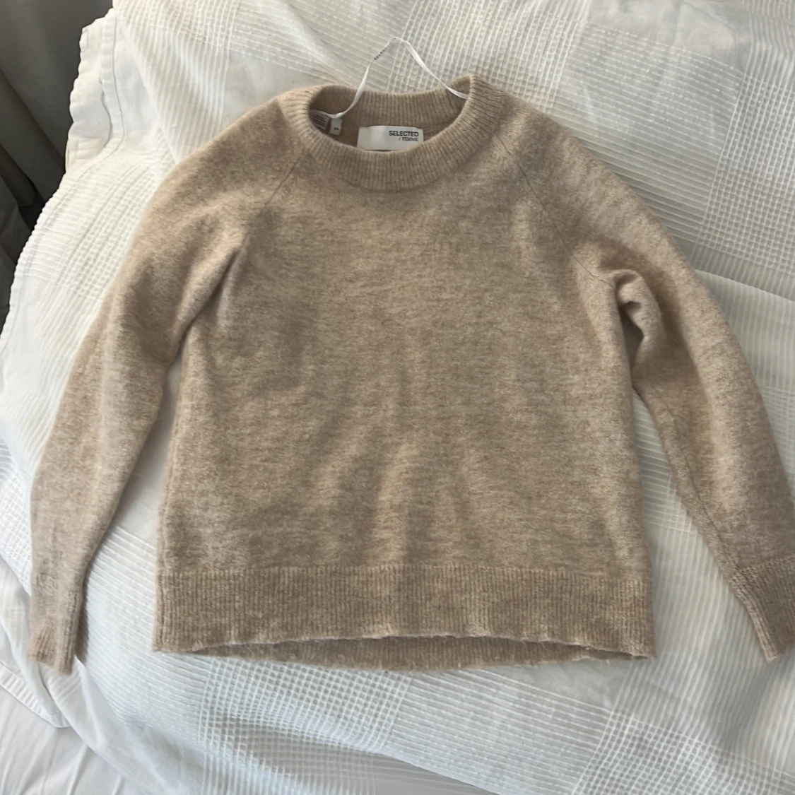 Beige stickad tröja från Selected Femme