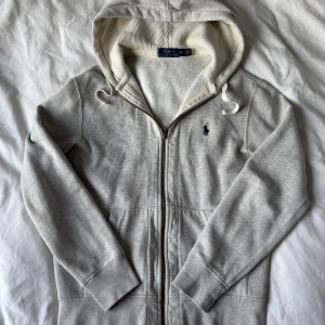 Ralph Lauren Zip - Fet Ralph Lauren zip som passar perfekt denna årstid🙌 SKRIV PRIVAT FÖR FRÅGOR/FLER BILDER‼️(finns små tecken på användning som man ser på bilderna)