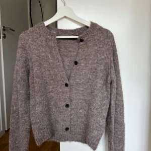 Stickad kofta - Stickad brun kofta från Vero Moda med knappar. Använd 2-3 gånger så den är i superfint skick! Storlek S. 