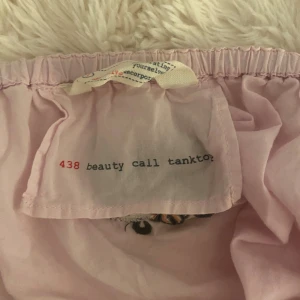 Rosa babydoll topp  - Super gullig  babydoll topp / tank topp i ros färg från Odd Molly i storlek S. Toppen är i gott skick men en liten smutsfläck som säkert går att tvätta bort. 