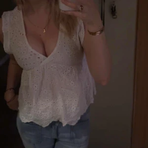 Vit topp - Söt vit topp med broderade mönster💕