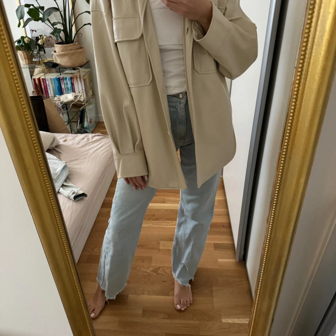 Beige overshirt i skinnimitation - 1