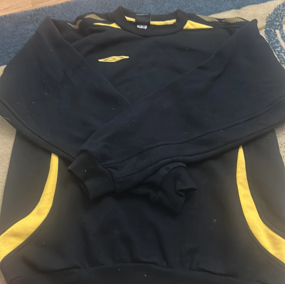 Svart och gul Umbro sweatshirt