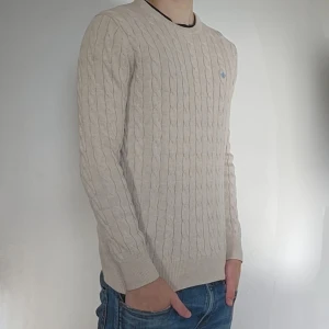 Créme Cabelstickad Tröja från Morris - Snygg Créme Cabelstickad Tröja från Morris | Storlek M | Skick 9/10 | Färg Créme | Pris diskuterbart 😊