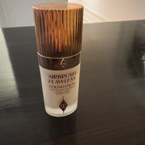 Charlotte Tilbury Airbrush Flawless Foundation - Airbrush Flawless Foundation från Charlotte Tilbury i nyansen 3 Warm. Kommer i en lyxig glasflaska med guldig, räfflad kork. Ger en jämn och slät finish som håller hela dagen. Perfekt för dig som vill ha en flawless look med medium till full täckning. Endast testad.