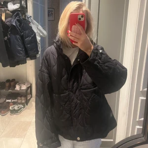 Svart Zara jacka  - Så snygg jacka från Zara i jätte bra skick, som ny. 