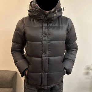 Svart Burberry pufferjacka med huva - Helt ny svart dunjacka från Burberry som kan omvandlas till väst. Originalpåse och taggar medföljer.