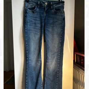 Blå jeans från LTB  - Snygga blå lågmidjade bootcut jeans från LTB. Skriv ifall ni har evelat se fler bilder på jeansen💕
