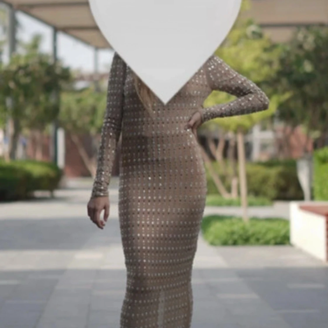 Glittrig långklänning i beige fashion nova