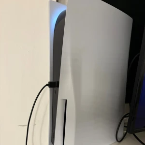 PlayStation 5 - Säljer en PlayStation 5 med original DualSense-kontroll. Konsolen är i mycket gott skick, inga synliga repor eller skador. Kontrollen fungerar utmärkt och laddas som den ska. Perfekt för dig som vill spela de senaste spelen med topprestanda och snabb laddning.