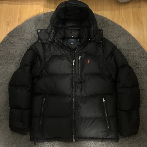 Ralph Lauren jacka  - Säljer denna sjukt snygga Ralph Lauren jackan som är i ett fint skick. Storlek M och svart. Finns äktehetsbevis, köpt på boozt.com. Hör av dig vid minsta lilla fundering! Priset går att diskutera!