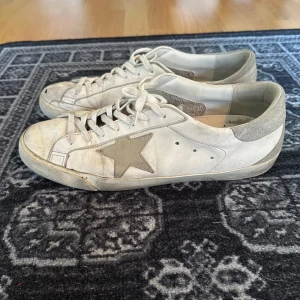 Golden goose skor - Golden goose skor i använt skick, slitage syns på bilden. Kvitto finns