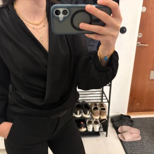 Svart omlottblus från SHEIN - Långärmad topp från SHEIN. Blusen är i toppen skick. Svart i färg och storlek S.