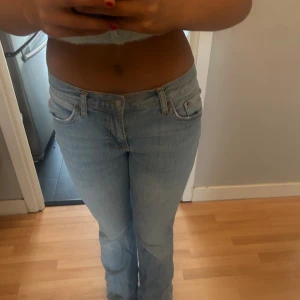 Ljusblå bootcut jeans från Gina tricot  - Säljer ett par lowwaist bootcut ljusblå jeans från Gina tricot perfect jeans i storlek 36.