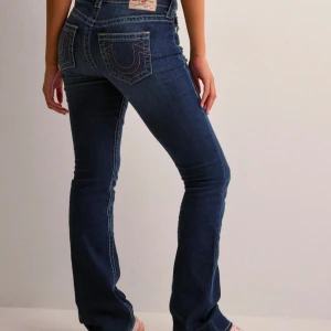 True Religion Jeans  - BECCA MR BOOTCUT. True Religion x Nelly, original pris 1300kr. Slitningar längst ned på byxorna annars i nyskick, därav priset. Skriv för bilder 💛💛 Kan mötas upp 