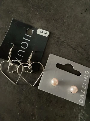 Nya örhängen för hål - Nya örhängen för hål. Nickelfria 