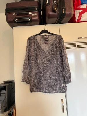 Odd molly blus  - Säljer en superfin grå och vit långärmad blus. Den ör lite tunnare och kanske kan vara nögot transparent. Från märket Odd Molly. Storlek 3 som enligt deras storleksguide motsvarar en L. Mycket fint skick, jag hittar inga synliga anmärkningar eller defekter. 