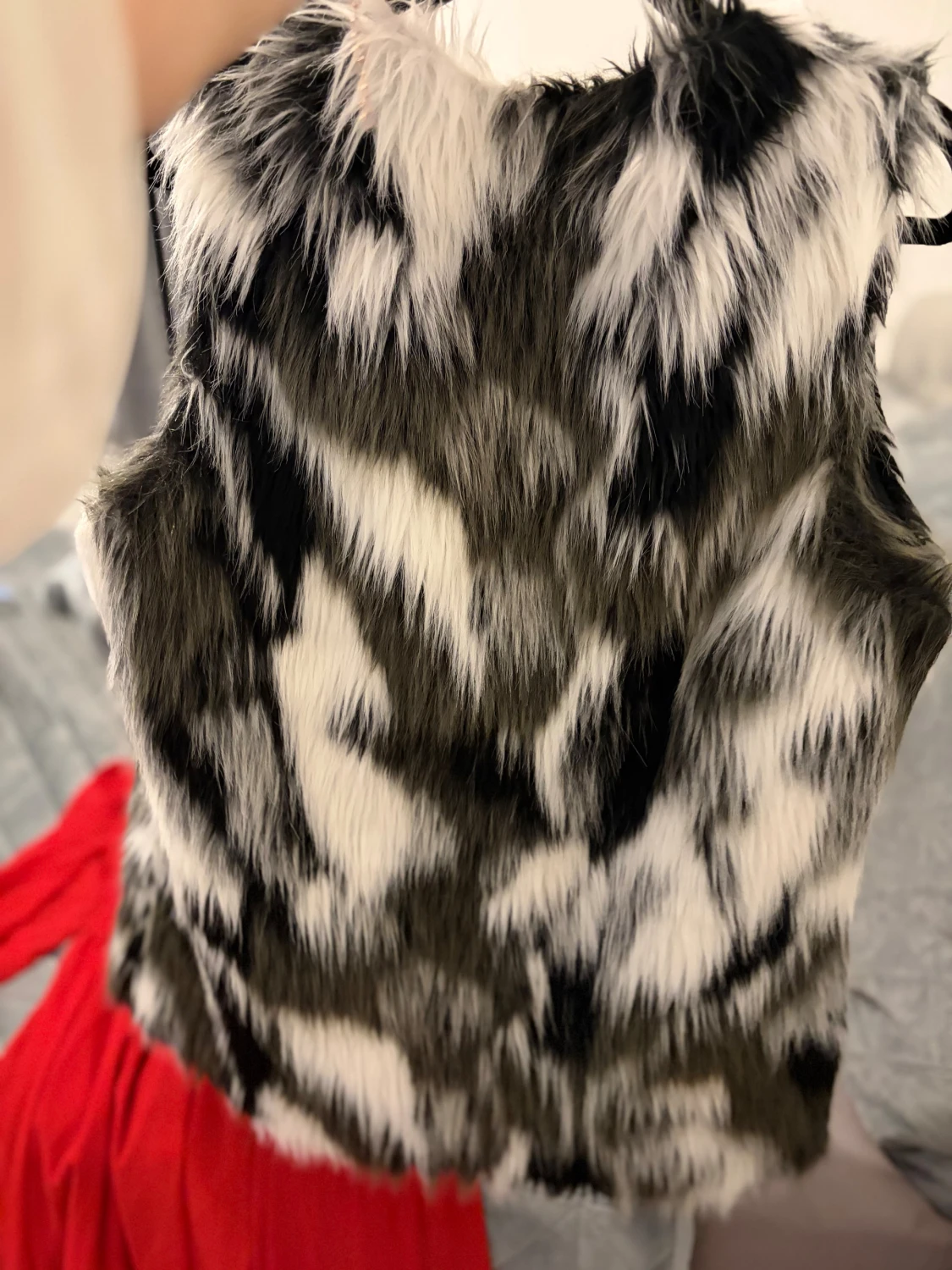 Svartvit pälsväst från SHEIN - 2