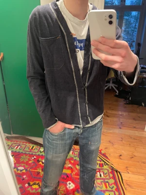 Cardigan från Nudie Jeans - En riktigt snygg cardigan från Nudie Jeans, den är storlek M herrar och i mycket bra skick. Hojta till om du skulle ha några frågor🦉
