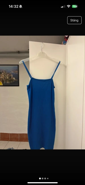 Blå ribbad klänning  - Snygg blå klänning från Amisu i storlek 36. Modellen är ribbad, figurnära och har smala axelband. Klänningen är kort och har en enkel, stilren design som är lätt att matcha med accessoarer. Perfekt för dig som gillar färg och vill sticka ut.