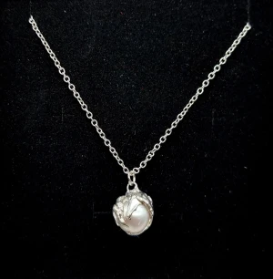 Stilrent handgjort Halsband med Havspärla - Stilrent handgjort halsband inspirerat av Maria Nilsdotter. Naturlig havspärla och ett hänge på 1,5 cm. Kedja av rostfritt stål, nickelfri och allergivänlig.