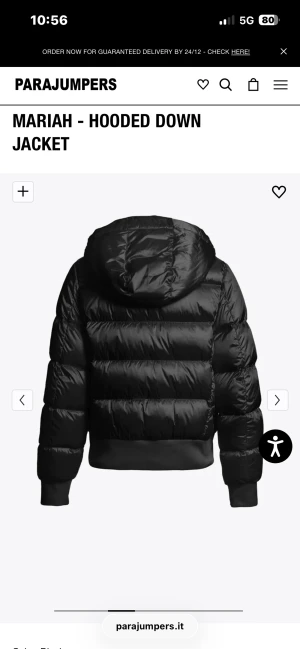 Svart dunpuffer från Parajumpers - Snygg svart pufferjacka från Parajumpers med huva och gul detalj vid halsen. Jackan har quiltad design, dragkedja framtill och ribbade muddar. Perfekt för kalla dagar och har en cool badge på ärmen. Fylld med dun för extra värme.