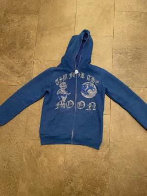 Blå hoddie - Köp.Svarar snabbt
