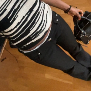 Jeans från Victoria Beckham(fri frakt kolla min profil!!!) - Svarta jeans från Victoria Beckham med bootcut passform och låg midja. Snygga detaljer med vita sömmar och lila patch bak. Jag år 161 och dom passar perfekt!!