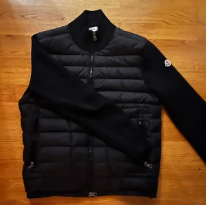 Moncler cardigan - Säljer nu min moncler cardigan! Parfekt för dig som vill ha en sillrenlook! Tveka inte att ställa några frågor.