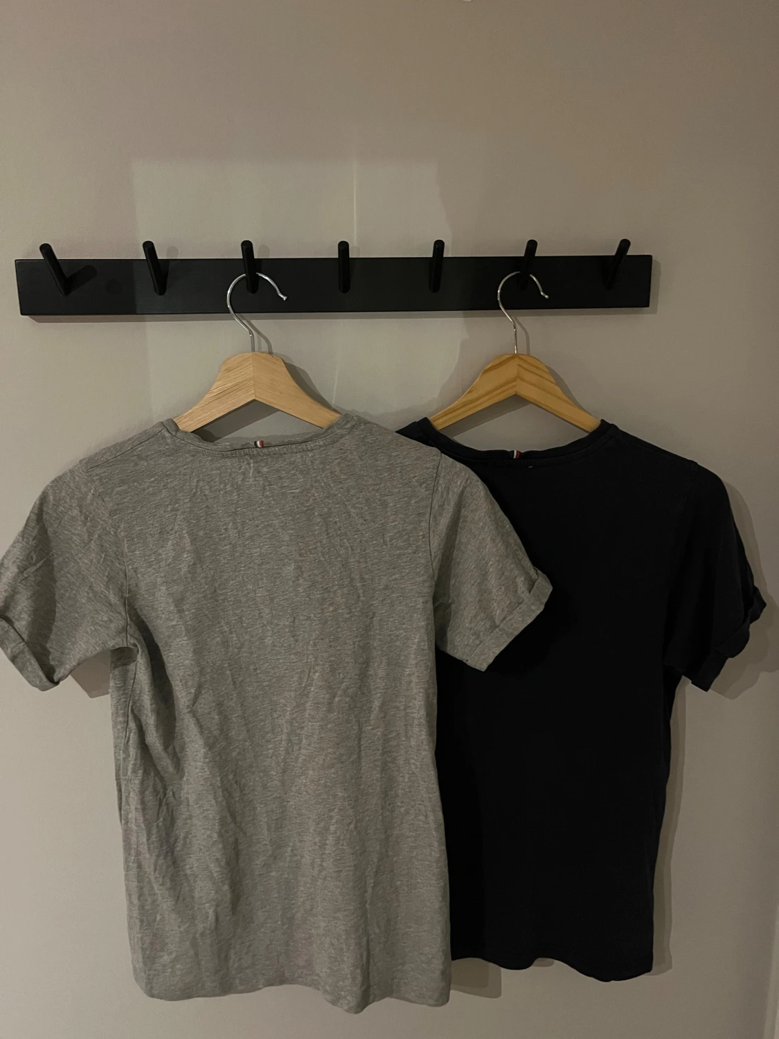 Grå och svart t-shirt Les Deux - 1