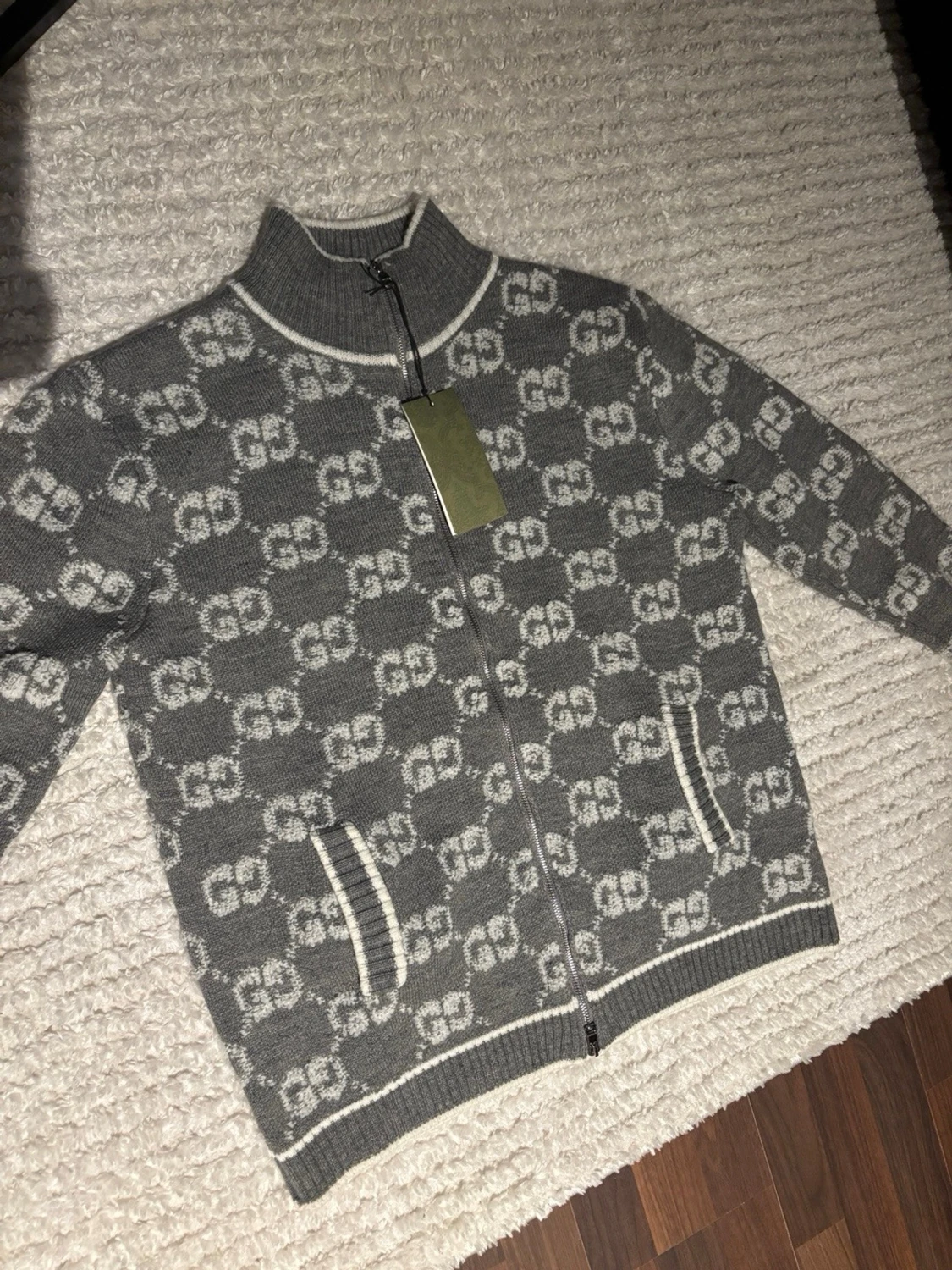 Grå stickad kofta från Gucci