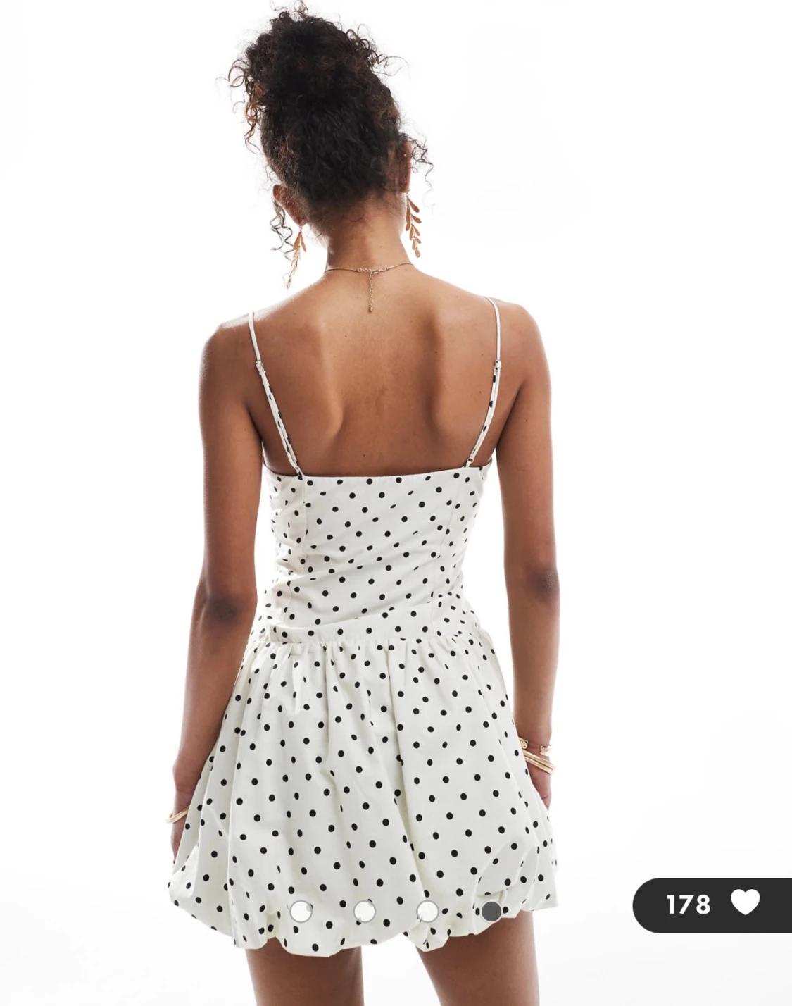 Vit prickig kort klänning med tunna axelband - 1