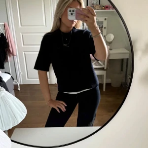 Marinblå stickad topp från Gina Tricot - Snygg marinblå stickad tröja från Gina Tricot med trekvartslånga ärmar. Tröjan har en stilren design som är lätt att matcha. Perfekt för dig som gillar en chill och trendig look.