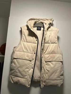 Beige dunväst Zara - Zara väst i bra skick, Storlek M, mycket bra skick.