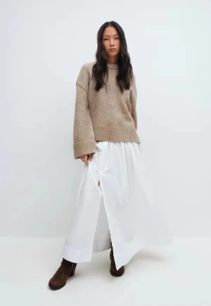 Beige stickad tröja med breda muddar - Säljer en beige stickad tröja från H&M med breda ribbade muddar vid ärmslut och nederkant. Tröjan har en loose passform, rund hals och långa ärmar 💞💞