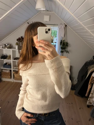 Stickad off shoulder tröja - Stl M