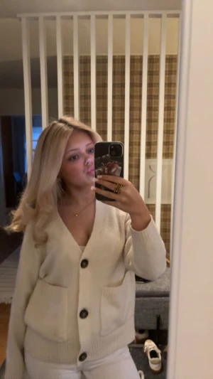 Beige kofta från vero Moda! - Supermysig beige kofta från veromoda, storlek xs/s. Använd några gånger, skriv för fler frågor!💗😇 