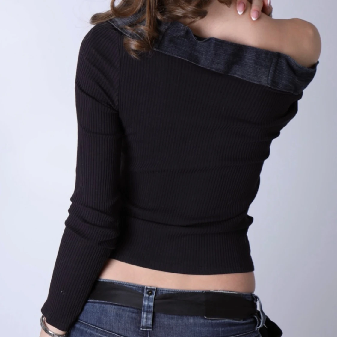 Svart långärmad  offshoulder topp med denimdetalj - 1