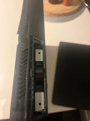 PlayStation 4 Slim - Sony PlayStation 4 Slim i begagnat skick. Konsolen är öppnad och insidan syns, fläkten ser ren ut. Yttre skalet har några repor och märken, men inga större skador. Perfekt för dig som vill ha en prisvärd spelkonsol.