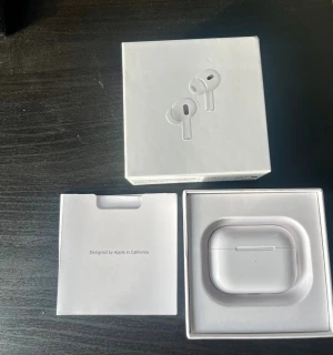 AirPods Pro 2 med ANC - Säljer ett par AirPods Pro 2, komplett med originalförpackning och laddningsetui. Aktiv brusreducering, MagSafe-kompatibel, USB-C laddning. 