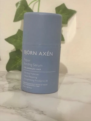 Björn Axén Repair Bonding Serum - Blå flaska med Björn Axén Repair Bonding Serum, speciellt för skadat hår. Innehåller provitamin B5 och är vegansk samt dermatologiskt testad. Flaskan rymmer 50 ml och har en stilren, modern design.