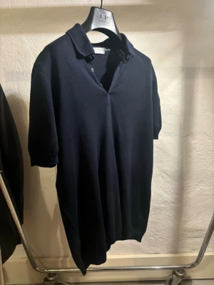 Mörkblå polotopp från Gran Sasso - Snygg mörkblå polotopp från Gran Sasso, tillverkad i mjuk bomull. Klassisk krage och korta ärmar ger en clean och stilren look. Perfekt för dig som gillar italiensk design och vill ha en enkel men sofistikerad topp i garderoben. Storlek S, Nytt skick ✅Ny pris 2000kr, Mitt pris 349kr.    Hör av dig vid funderingar! 📩